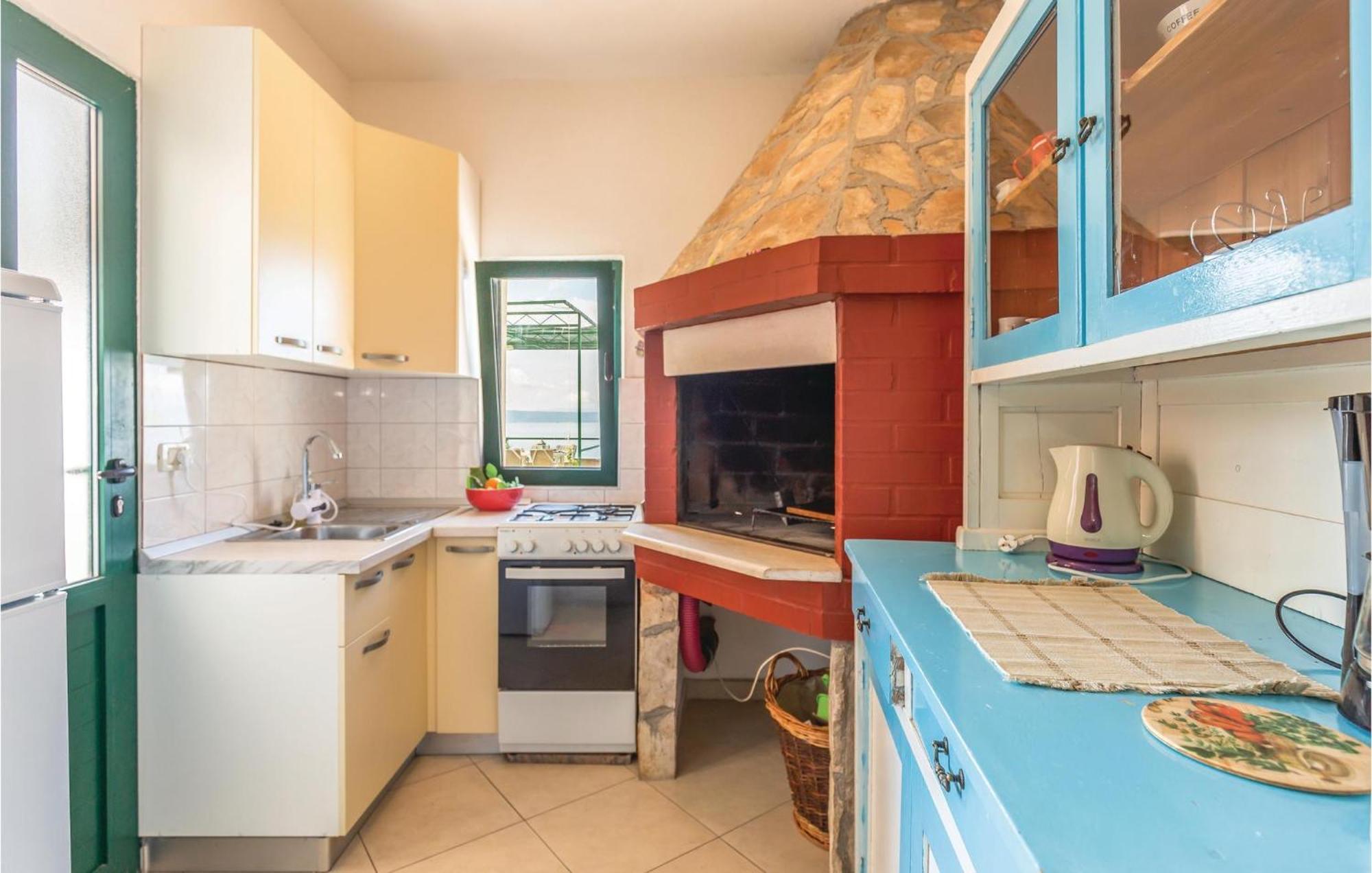 Awesome Home In Podgora With Kitchen Bagian luar foto